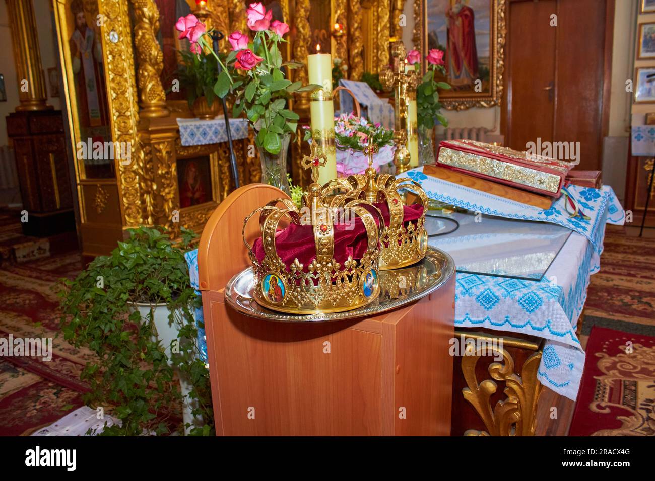 corone nuziali in chiesa per il matrimonio degli sposi novelli Foto Stock