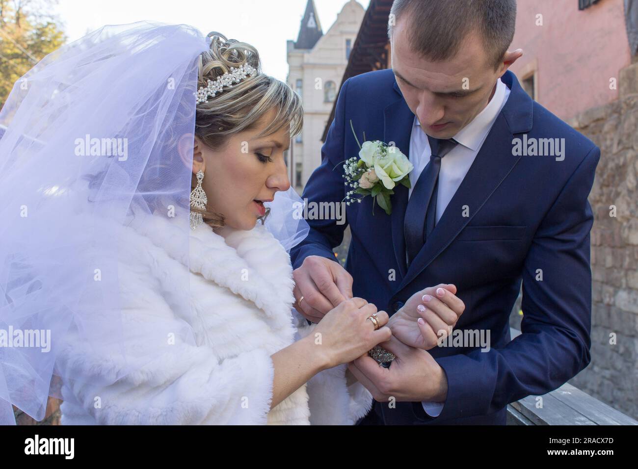 Do allo sposo una catena d'oro sulla sua mano e tocca la donna che ama Foto Stock