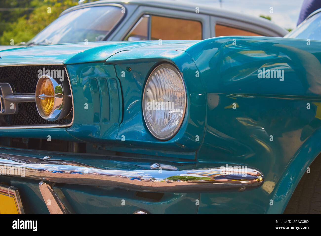 vecchia auto retrò con fari rotondi Foto Stock