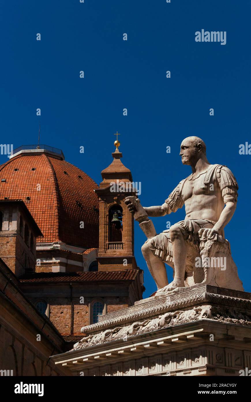 Arte e architettura rinascimentale a Firenze. Basilica di San Lorenzo con splendide cupole e monumento a Giovanni delle bande nere (con spazio copia sopra Foto Stock