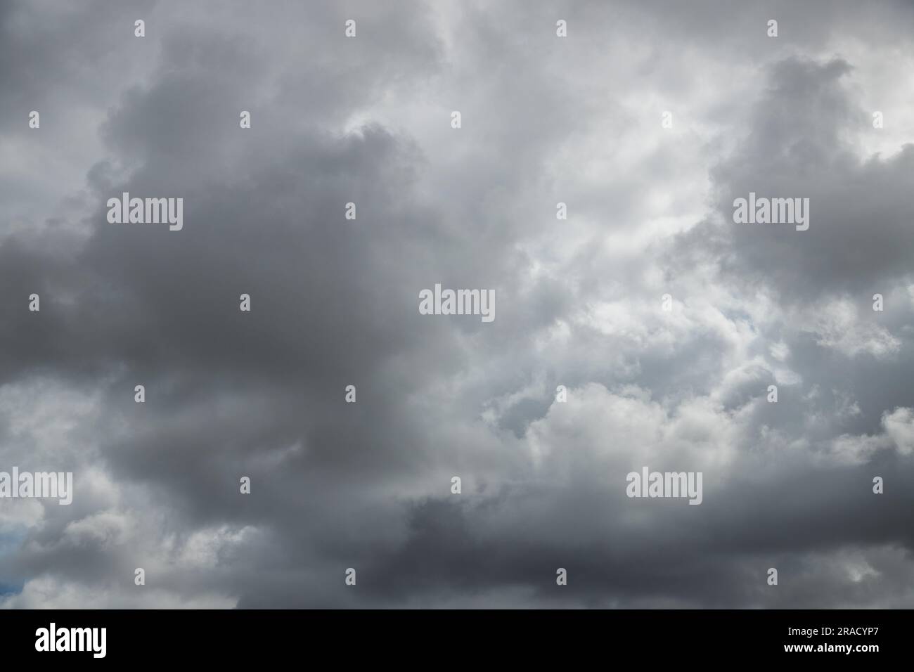 Sfondo drammatico causato da nuvole scure nel cielo. Previsioni di pioggia, temporale, maltempo. La bellezza della natura. Immagine di sfondo astratta. Foto Stock