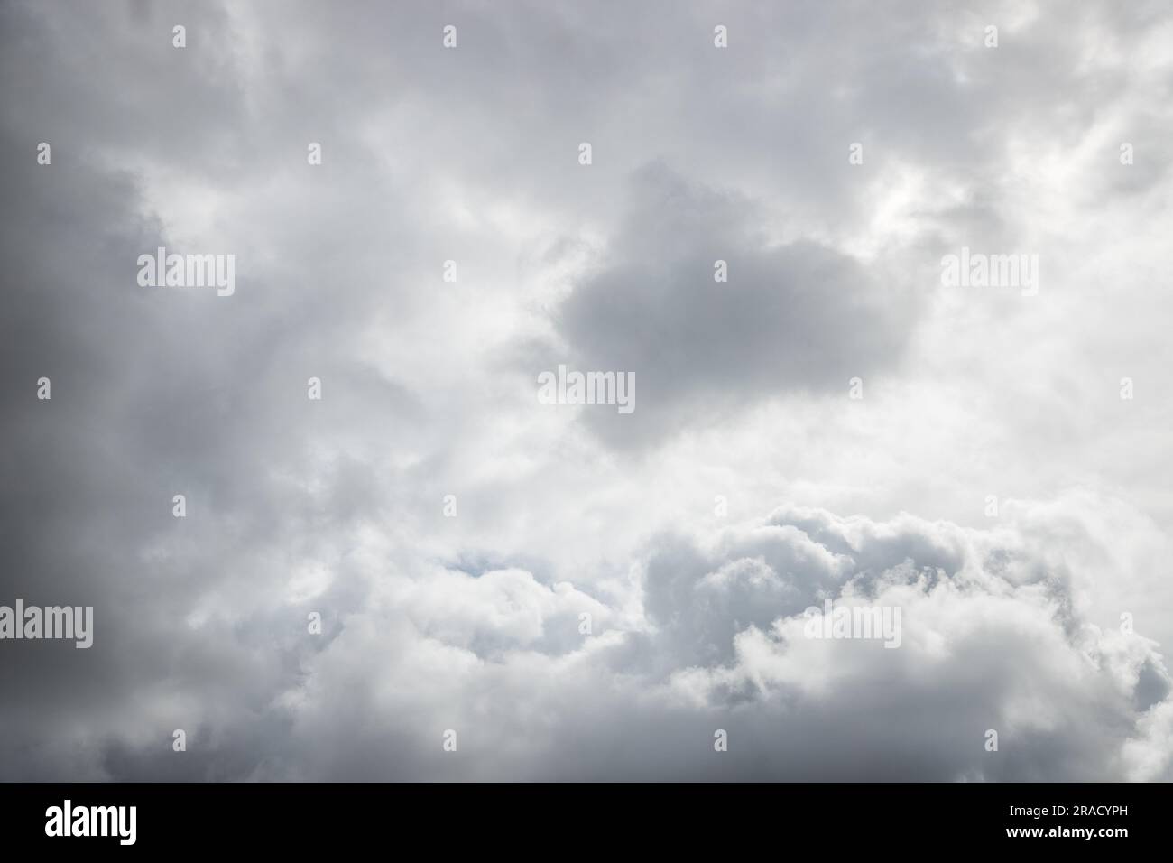 Sfondo drammatico causato da nuvole scure nel cielo. Previsioni di pioggia, temporale, maltempo. La bellezza della natura. Immagine di sfondo astratta. Foto Stock