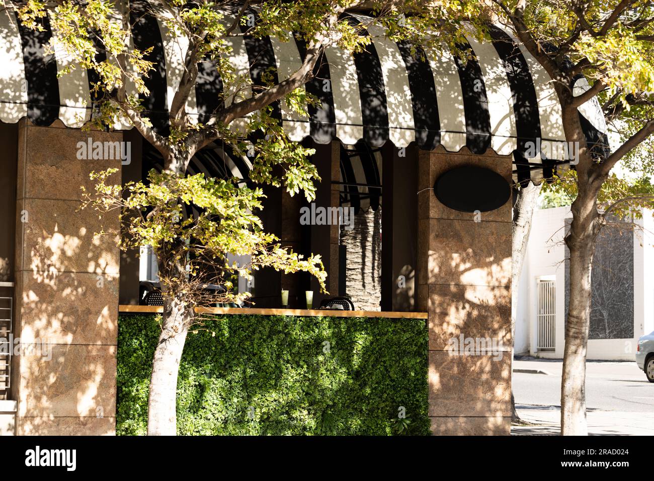 Segno ovale vuoto fissato alla parete dell'edificio con spazio per la copia Foto Stock