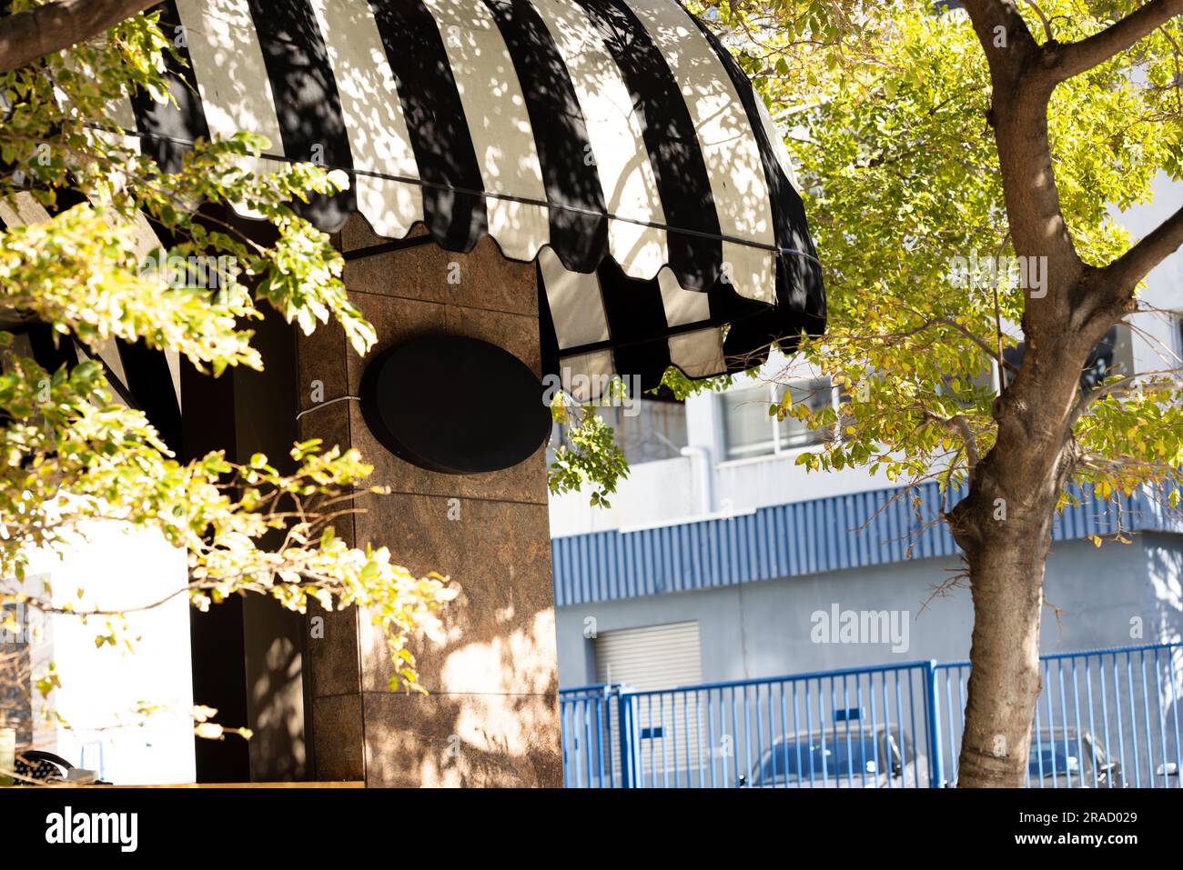 Segno ovale vuoto fissato alla parete dell'edificio con spazio per la copia Foto Stock