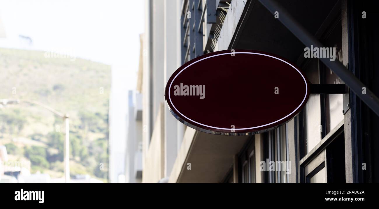 Segno ovale vuoto fissato alla parete dell'edificio con spazio per la copia Foto Stock