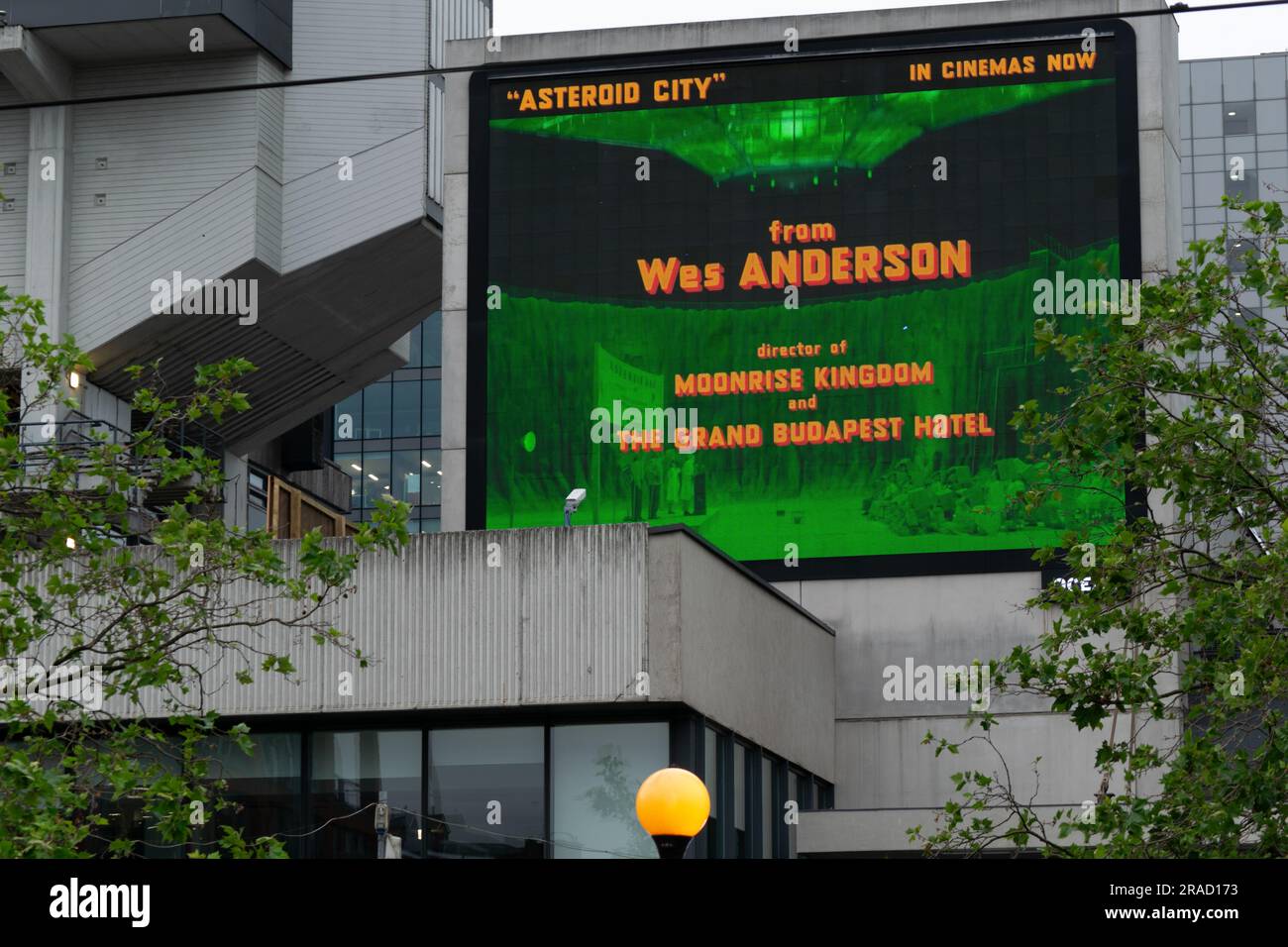 Mostra pubblicità per il film Asteroid City di Wes Anderson. Piccadilly Gardens, Manchester, Regno Unito. Foto Stock