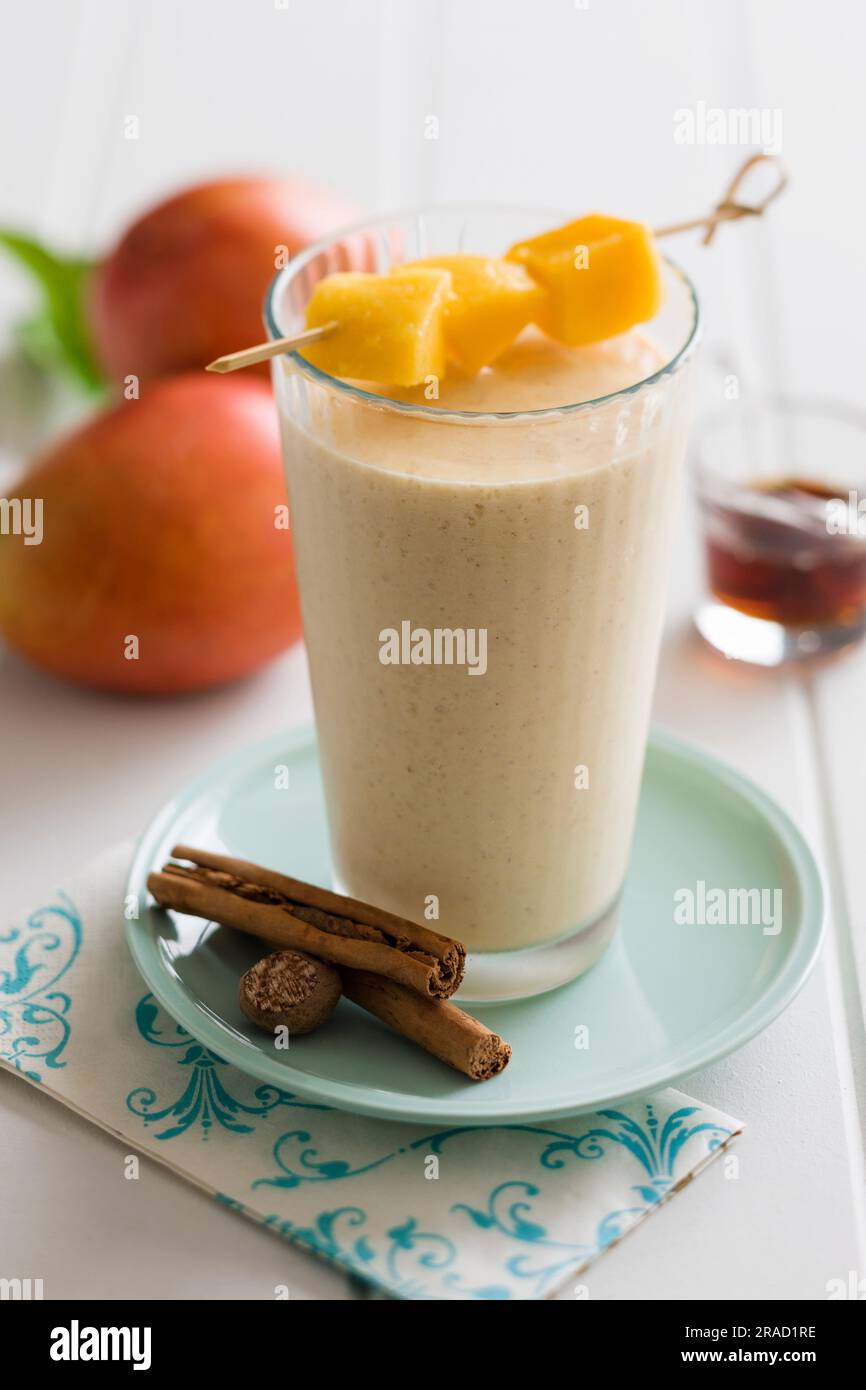 Frullato di mango cremoso e speziato Foto Stock