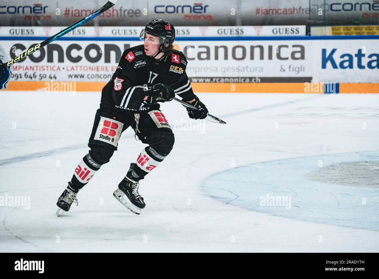 Federico Comploj, giocatore di hockey su prato U20 Elite dell'Hockey Club Lugano, nella foto Federico Comploj sta pattinando in avanti. HC Lugano vs ZSC Lions Foto Stock