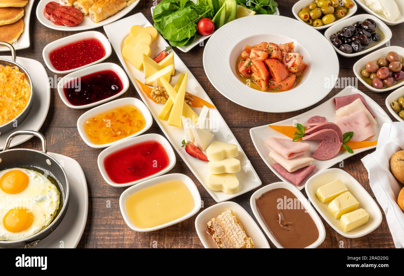 Turca tradizionale Colazione La colazione è servita con un tradizionale tè turco sul tavolo di legno Foto Stock
