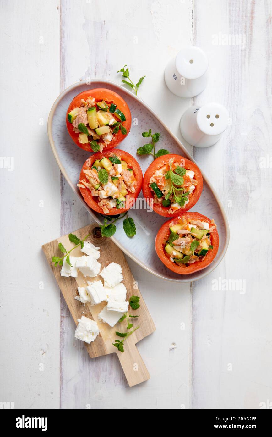 Pomodori ripieni con tonno Foto Stock