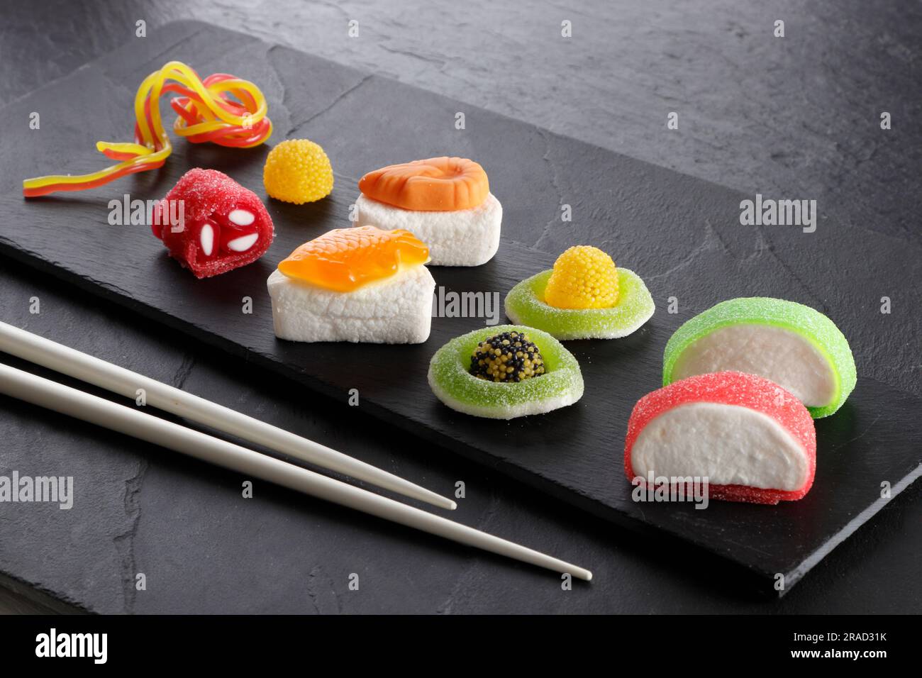 Gelatina di frutta colorata a forma di sushi Foto Stock