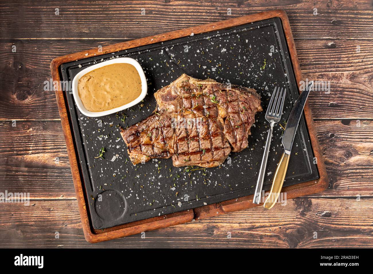 Bistecca di tomahawk alla griglia su tagliere di pietra nel ristorante grill Foto Stock