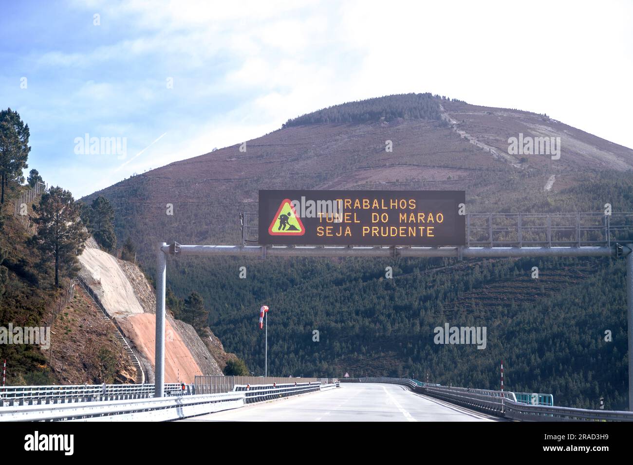 Autostrada A4, prima di entrare nel tunnel di Marao, Amarente - Vila Real, Portogallo. Cartellonistica luminosa. Il tunnel di Marao funziona. Siate prudenti. Foto Stock