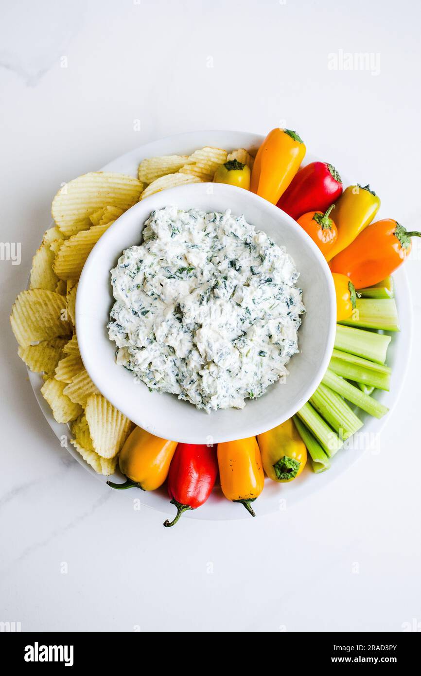 Salsa di spinaci con verdure e patatine fritte Foto Stock