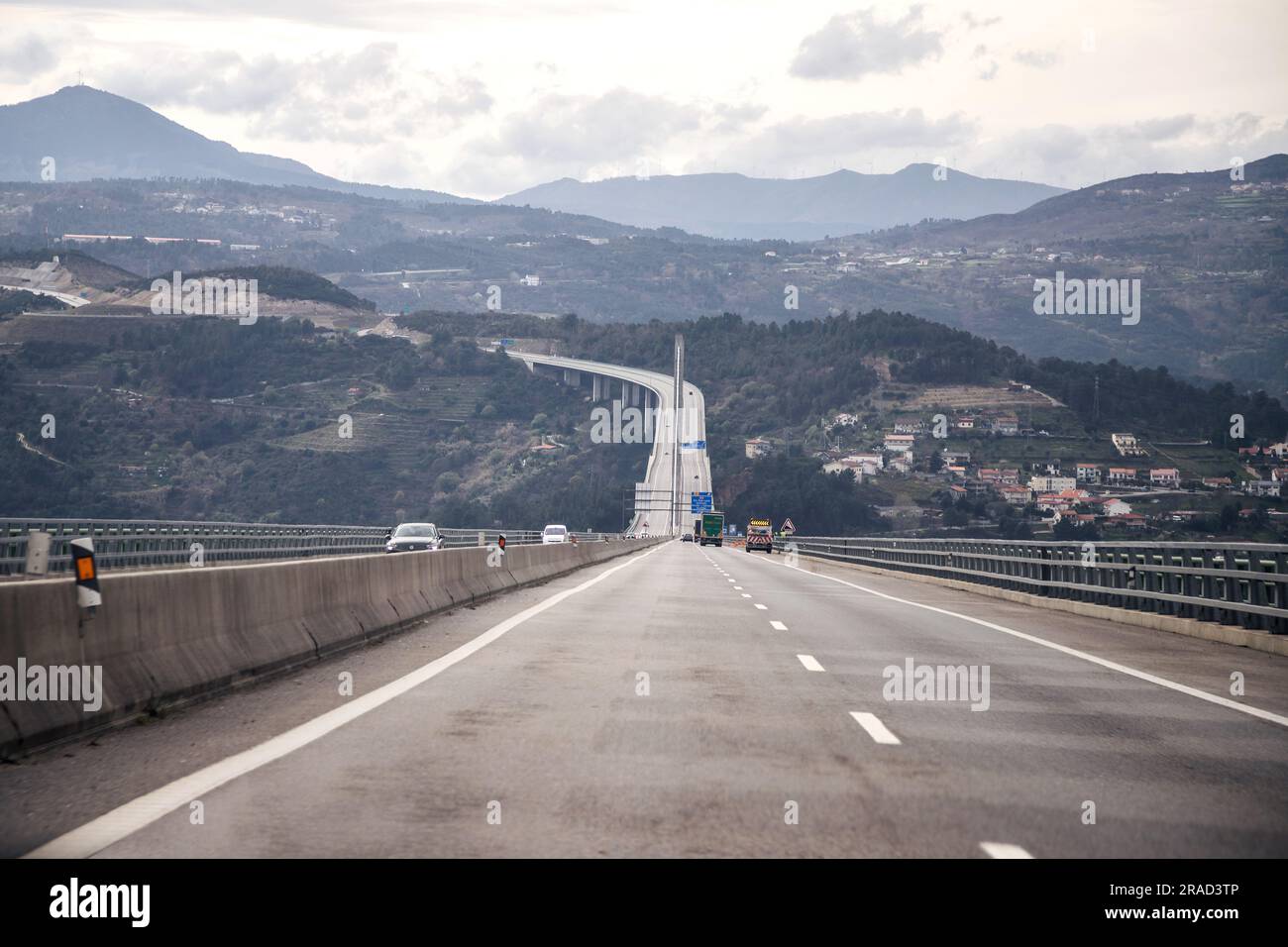 Autostrada A4 Transmontana, paesaggio e vista del ponte sul fiume Corgo, Vila Real, Portogallo. Vista orizzontale. Foto Stock