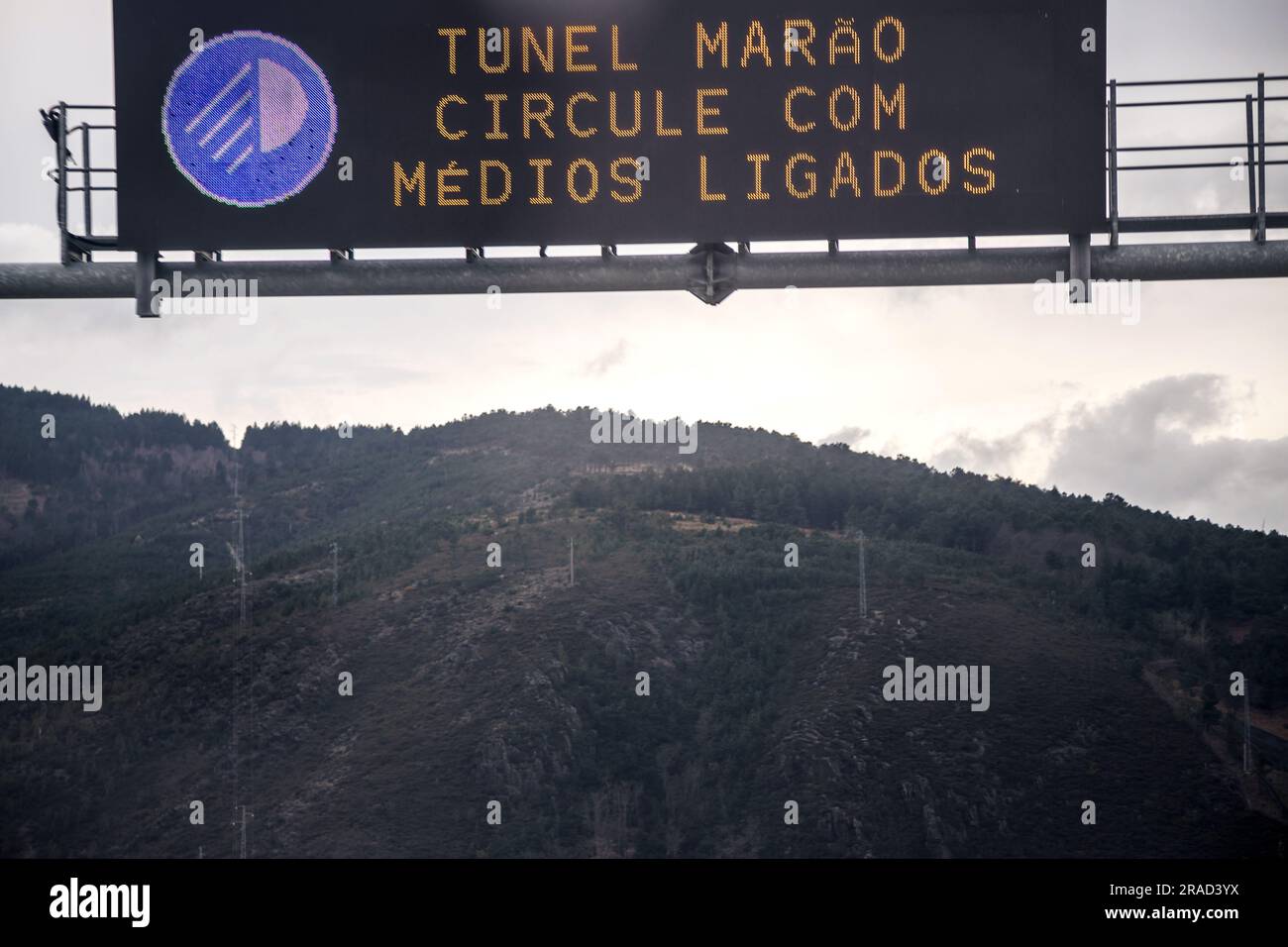 Autostrada A4, prima di entrare nel tunnel di Marao, Amarente - Vila Real. Cartellonistica luminosa. Il tunnel di Marao funziona. Siate prudenti. Foto Stock