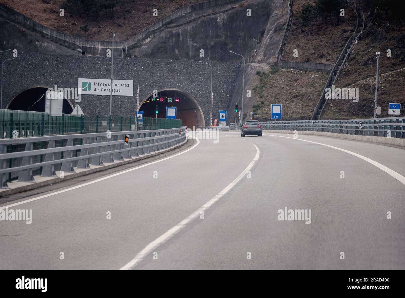 Entrata del tunnel. Tunel do Marão è un tunnel stradale situato in Portogallo che collega Amarante a Vila Real, attraversando la Serra do Marão. Foto Stock