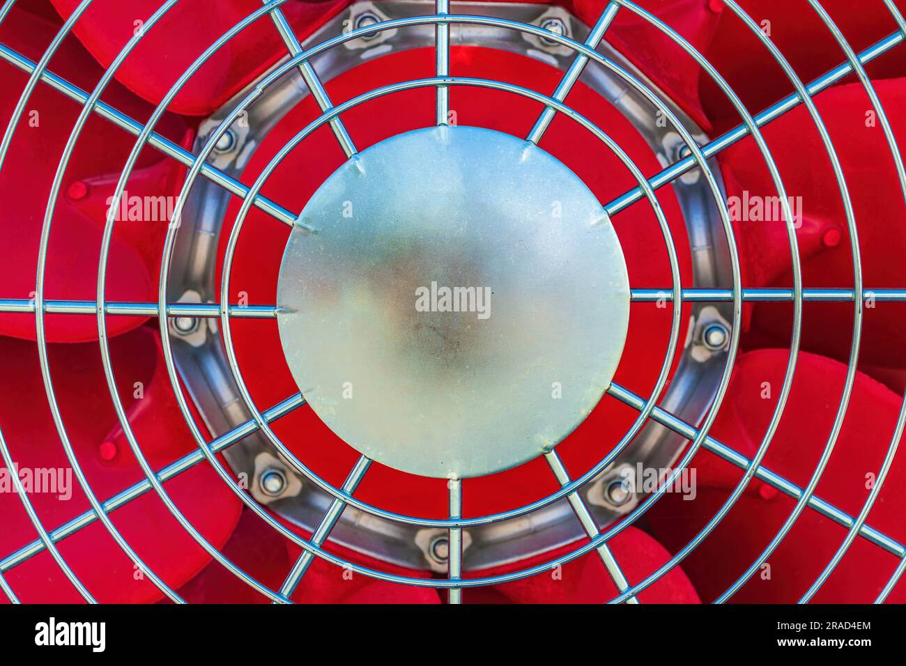 Ventola industriale con lame in acciaio e griglia di protezione, messa a fuoco selettiva Foto Stock