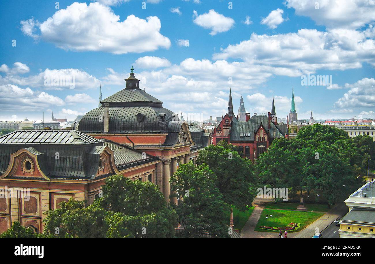 Riga, Lettonia - circa luglio 2007: Museo nazionale d'arte lettone nella soleggiata giornata estiva sotto il cielo nuvoloso blu. Vista dal tetto dell'altro edificio. Foto Stock