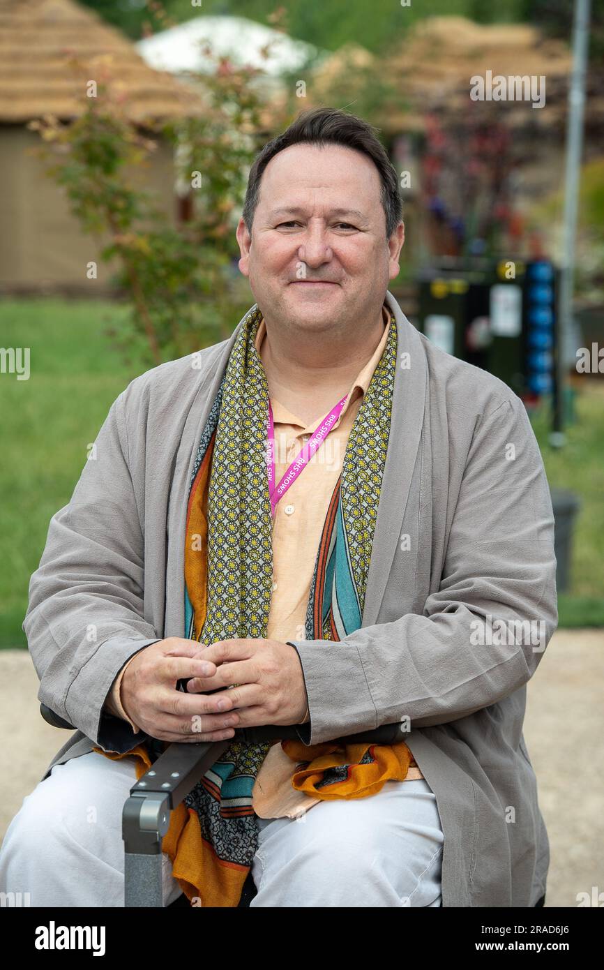 East Molesey, Surrey, Regno Unito. 3 luglio 2023. RHS & BBC Morning Live, giardino economico. Mark Lane, presentatore del BBC Morning Live e Gaby Roslin, ama il giardino. Era una bella mattinata di sole nei giardini dell'Hampton Court Palace per il RHS Hampton Court Palace Garden Festival Press Day. Credito: Maureen McLean/Alamy Live News Foto Stock