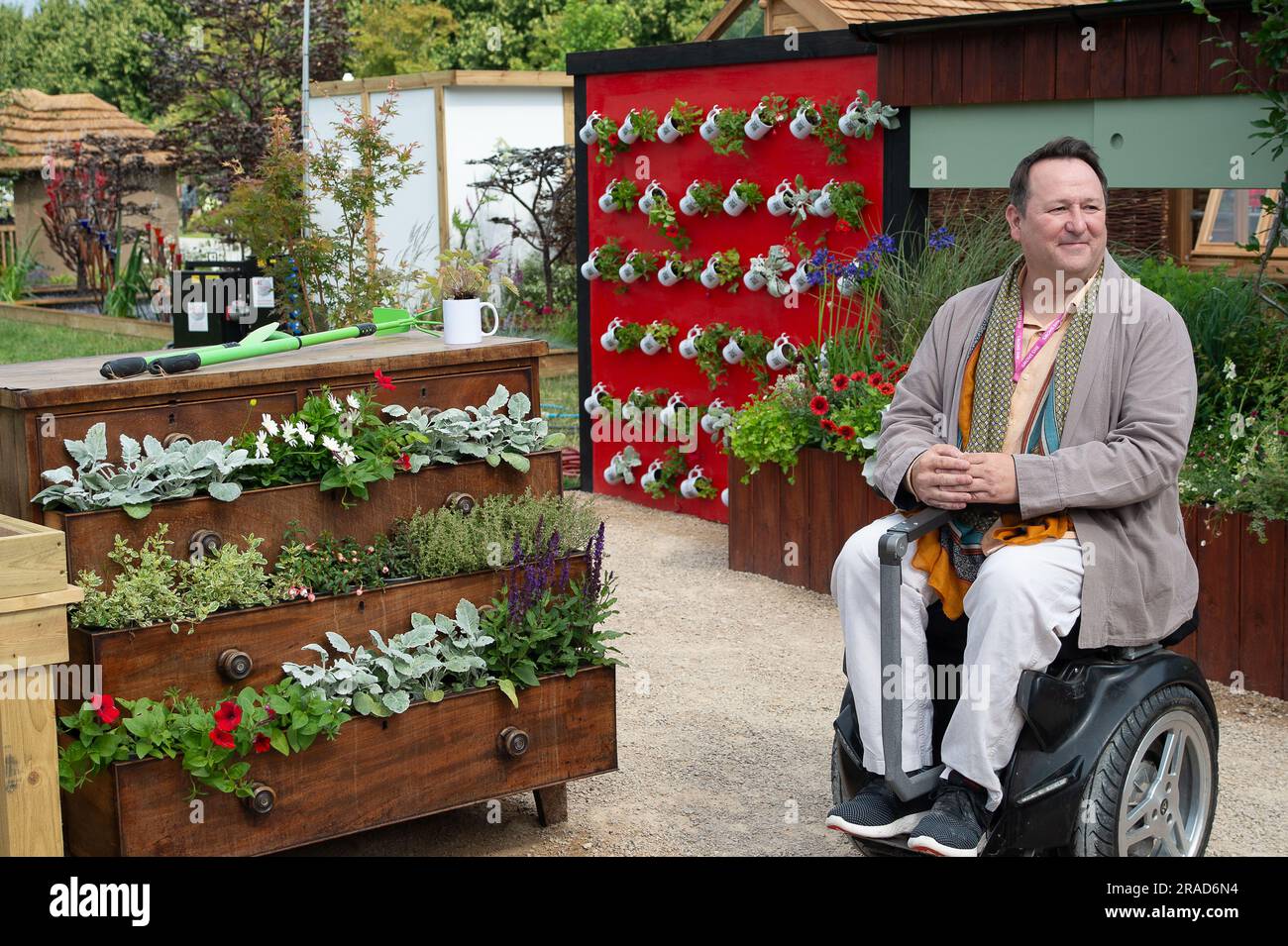 East Molesey, Surrey, Regno Unito. 3 luglio 2023. RHS & BBC Morning Live, giardino economico. Mark Lane, presentatore del BBC Morning Live e Gaby Roslin, ama il giardino. Era una bella mattinata di sole nei giardini dell'Hampton Court Palace per il RHS Hampton Court Palace Garden Festival Press Day. Credito: Maureen McLean/Alamy Live News Foto Stock