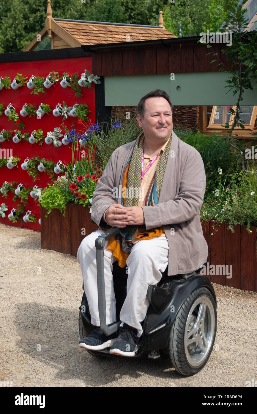 East Molesey, Surrey, Regno Unito. 3 luglio 2023. RHS & BBC Morning Live, giardino economico. Mark Lane, presentatore del BBC Morning Live e Gaby Roslin, ama il giardino. Era una bella mattinata di sole nei giardini dell'Hampton Court Palace per il RHS Hampton Court Palace Garden Festival Press Day. Credito: Maureen McLean/Alamy Live News Foto Stock