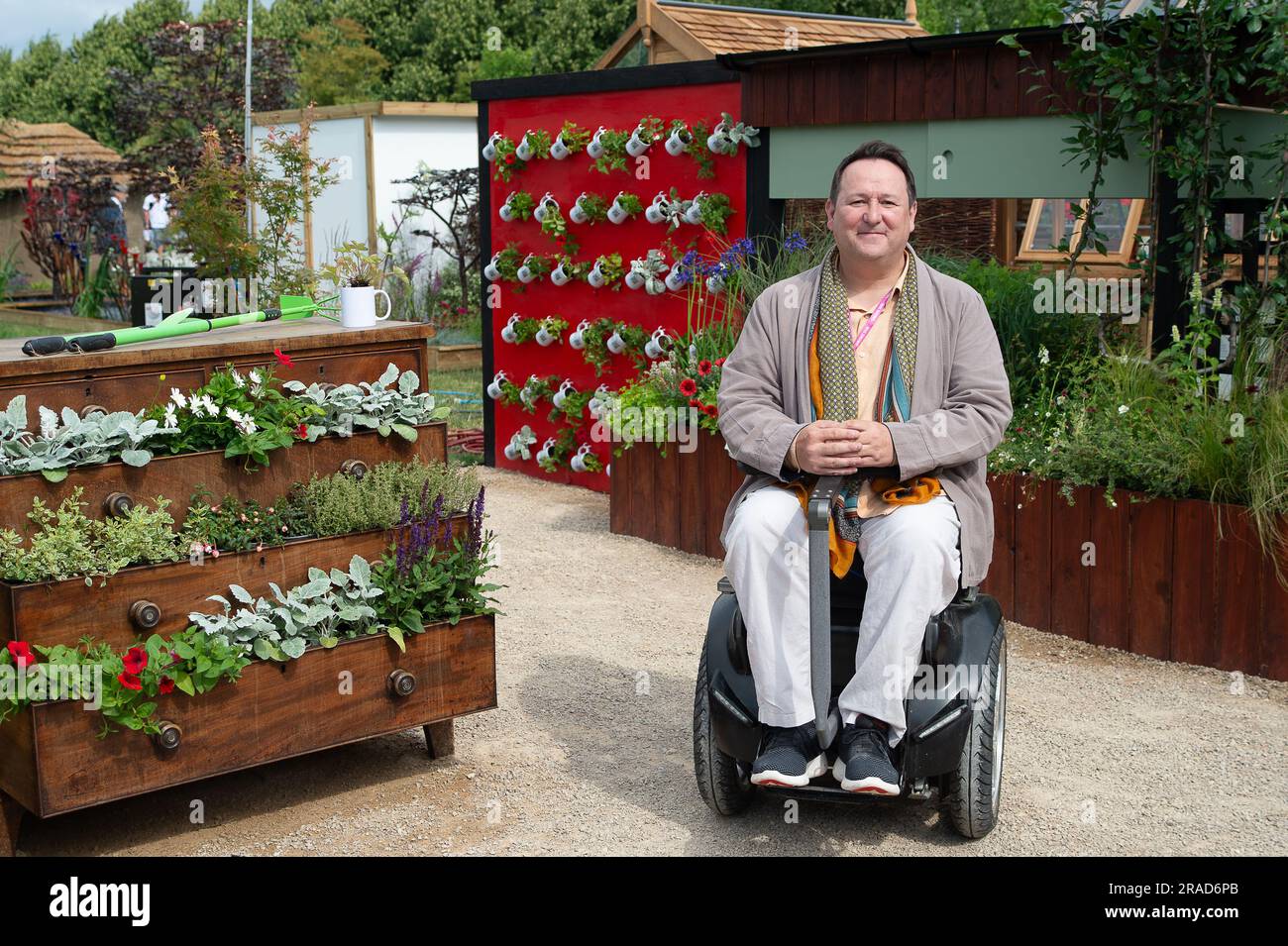 East Molesey, Surrey, Regno Unito. 3 luglio 2023. RHS & BBC Morning Live, giardino economico. Mark Lane, presentatore del BBC Morning Live e Gaby Roslin, ama il giardino. Era una bella mattinata di sole nei giardini dell'Hampton Court Palace per il RHS Hampton Court Palace Garden Festival Press Day. Credito: Maureen McLean/Alamy Live News Foto Stock