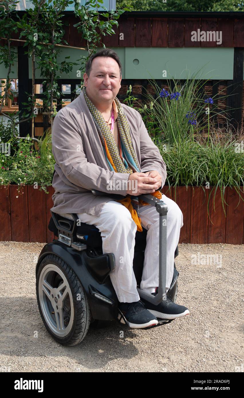 East Molesey, Surrey, Regno Unito. 3 luglio 2023. RHS & BBC Morning Live, giardino economico. Mark Lane, presentatore del BBC Morning Live e Gaby Roslin, ama il giardino. Era una bella mattinata di sole nei giardini dell'Hampton Court Palace per il RHS Hampton Court Palace Garden Festival Press Day. Credito: Maureen McLean/Alamy Live News Foto Stock