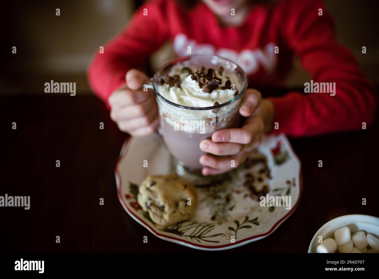 Ragazza che tiene la cioccolata calda Foto Stock