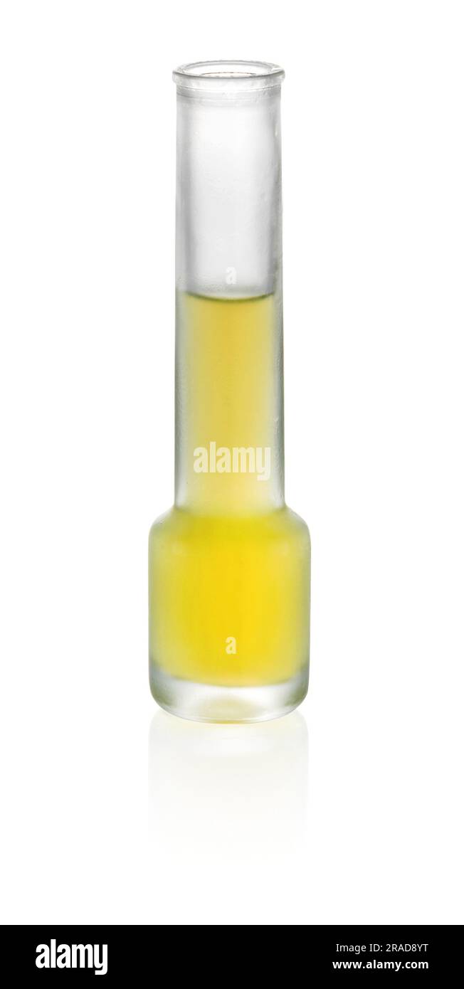 Liquore al limoncello giallo limone bevanda alcolica in provetta di vetro isolata su fondo bianco Foto Stock