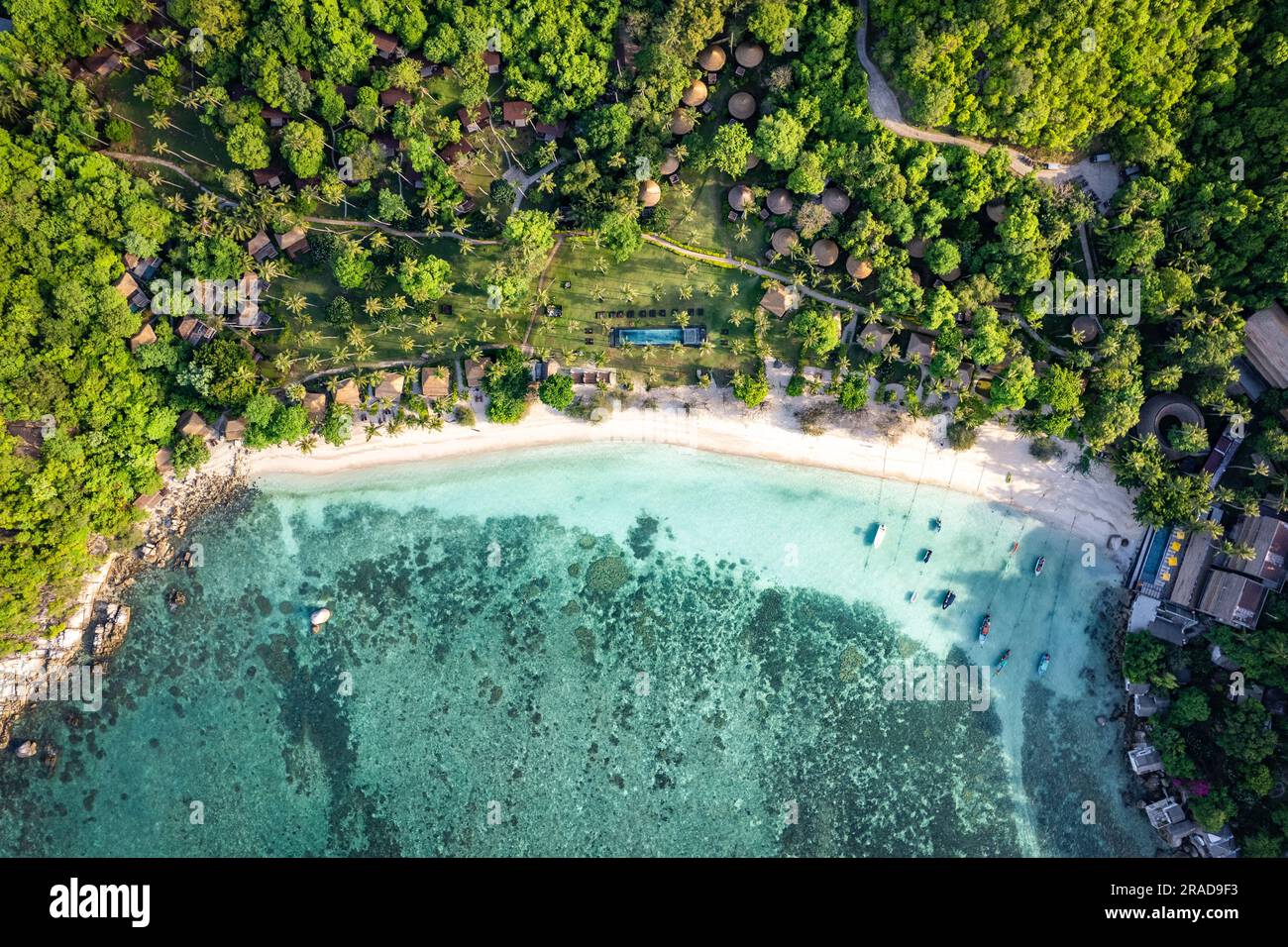 Vista aerea della spiaggia di Haad Tien e del resort a Shark Bay, koh Tao, Thailandia Foto Stock