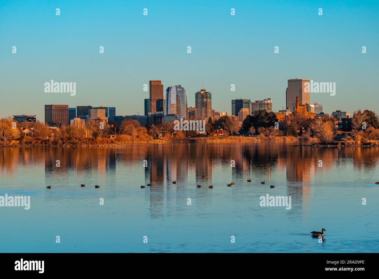 Lo skyline di Denver visto dal lago Sloan Foto Stock