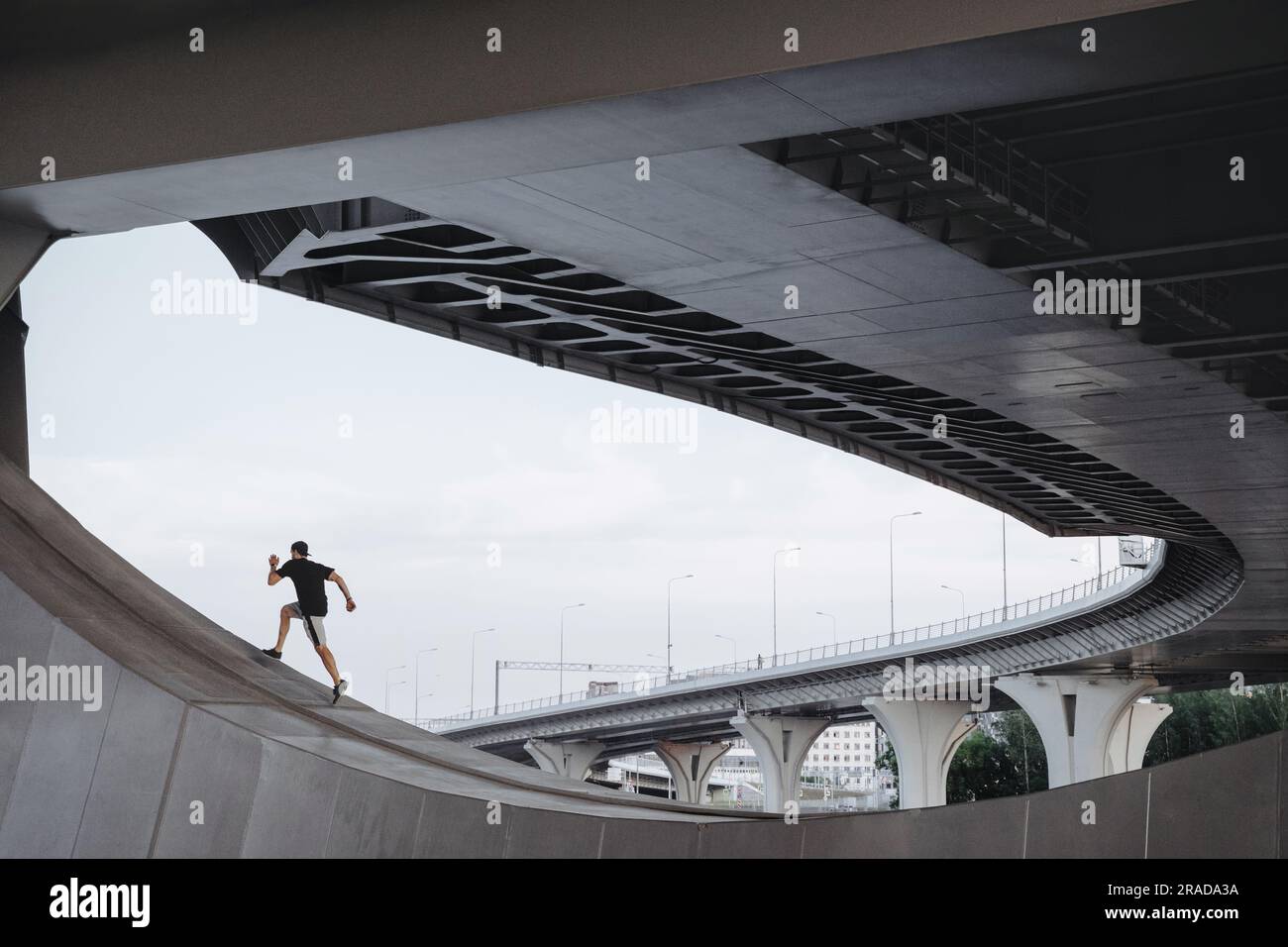 L'atleta parkour sale il ponte. Freerunning in città Foto Stock