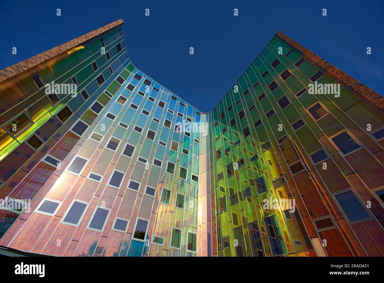 Incredibile colorata facciata riflettente di un moderno edificio per uffici al sole Foto Stock