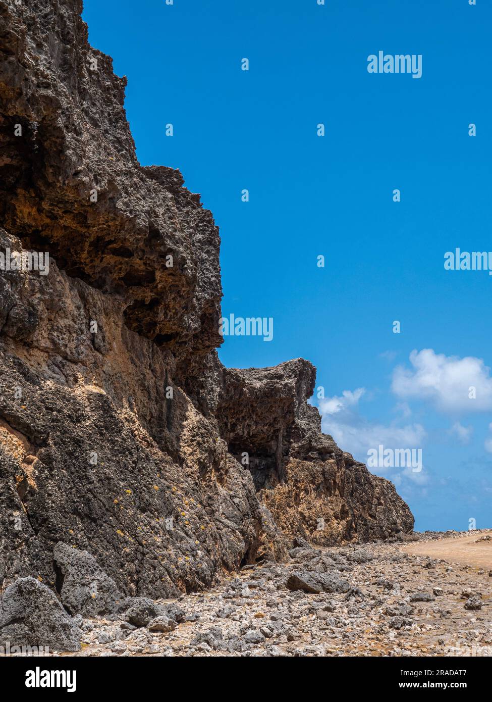 Washington Slagbaai National Park, formazione rocciosa alta metri sul lato est di Bonaire. I colori delle rocce sono grigio, nero e arancione. Cielo blu. Foto Stock