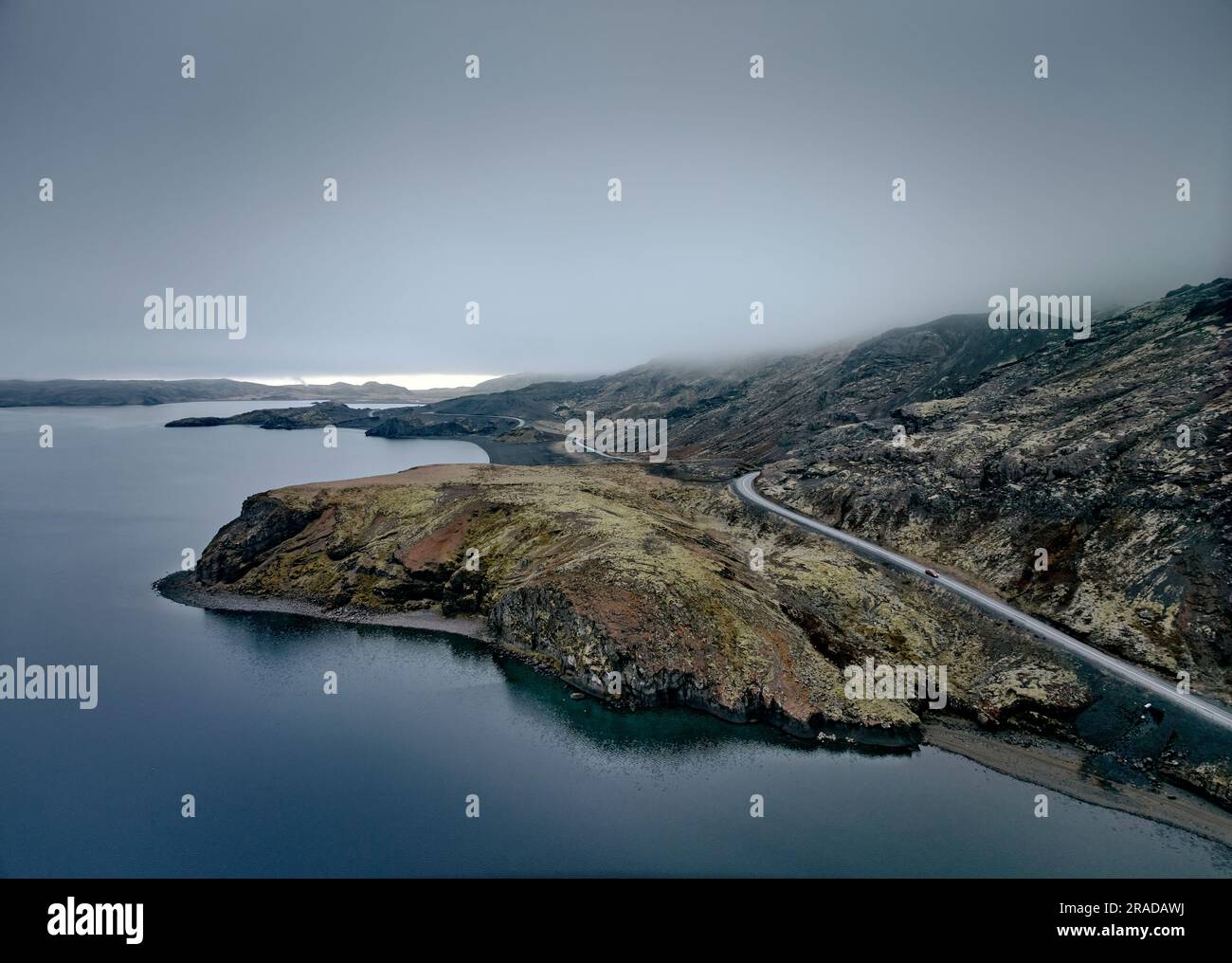 Vista aerea della strada lungo il maestoso lago nelle giornate cupe Foto Stock