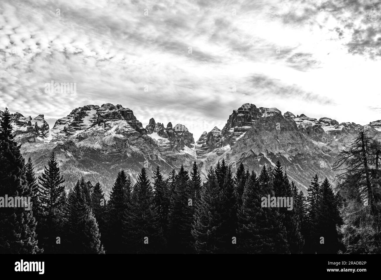 Vista sulle Dolomiti di Brenta in bianco e nero Foto Stock