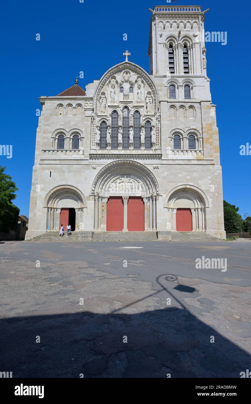 La maestosa Basilica di Sainte-Marie-Madeleine (Abbaye Sainte-Marie-Madeleine de Vézelay) in cima alla collina, Vezelay FR Foto Stock