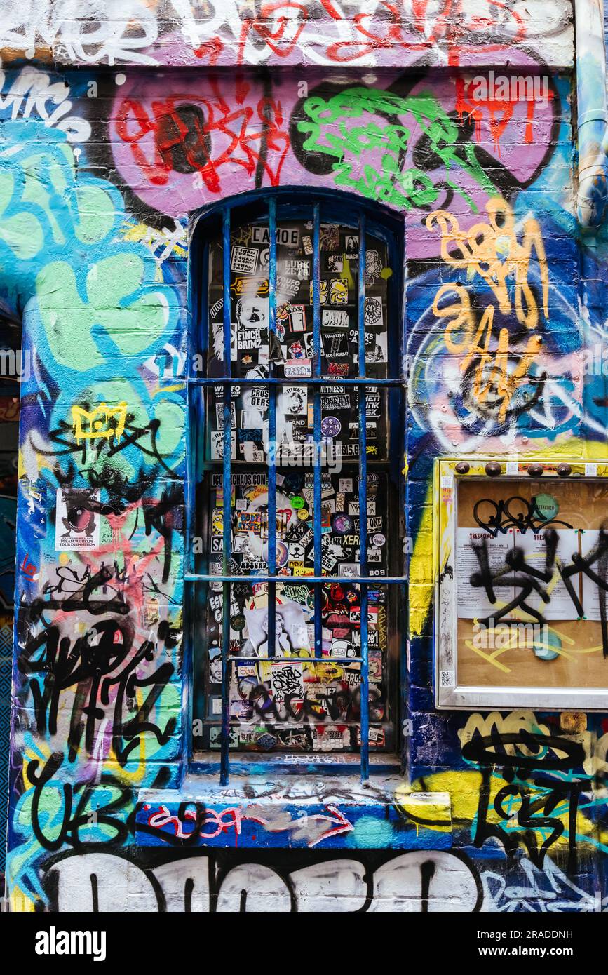 MELBOURNE, AUSTRALIA - giugno 25 2023: La famosa Hosier Lane di Melbourne, caratterizzata da graffiti e un'atmosfera grunge urbana Foto Stock