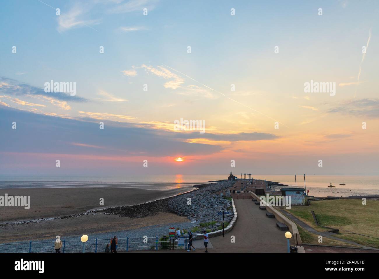 Tramonto con lo storico Stone Jetty di Morecambe, Regno Unito, ora rinnovato come area pubblica che incorpora arte e giochi pubblici. Foto Stock