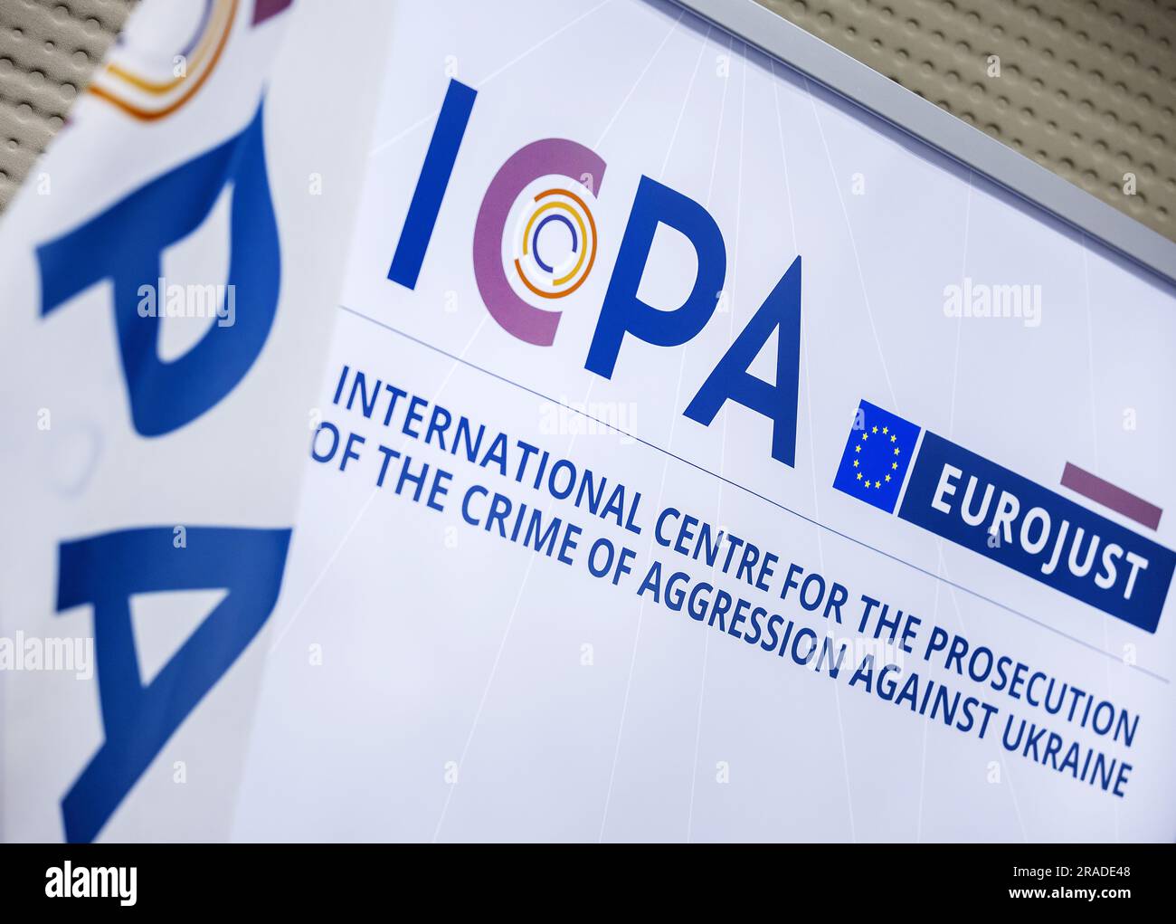 L'AIA - Logo dell'ICPA durante una conferenza stampa sul centro internazionale che si sta istituendo per perseguire l'aggressione russa contro l'Ucraina, l'ICPA. Il centro dell'Unione europea raccoglierà le prove dei crimini russi contro l'Ucraina e preparerà le accuse. ANP KOEN VAN WEEL paesi bassi fuori - belgio fuori Foto Stock