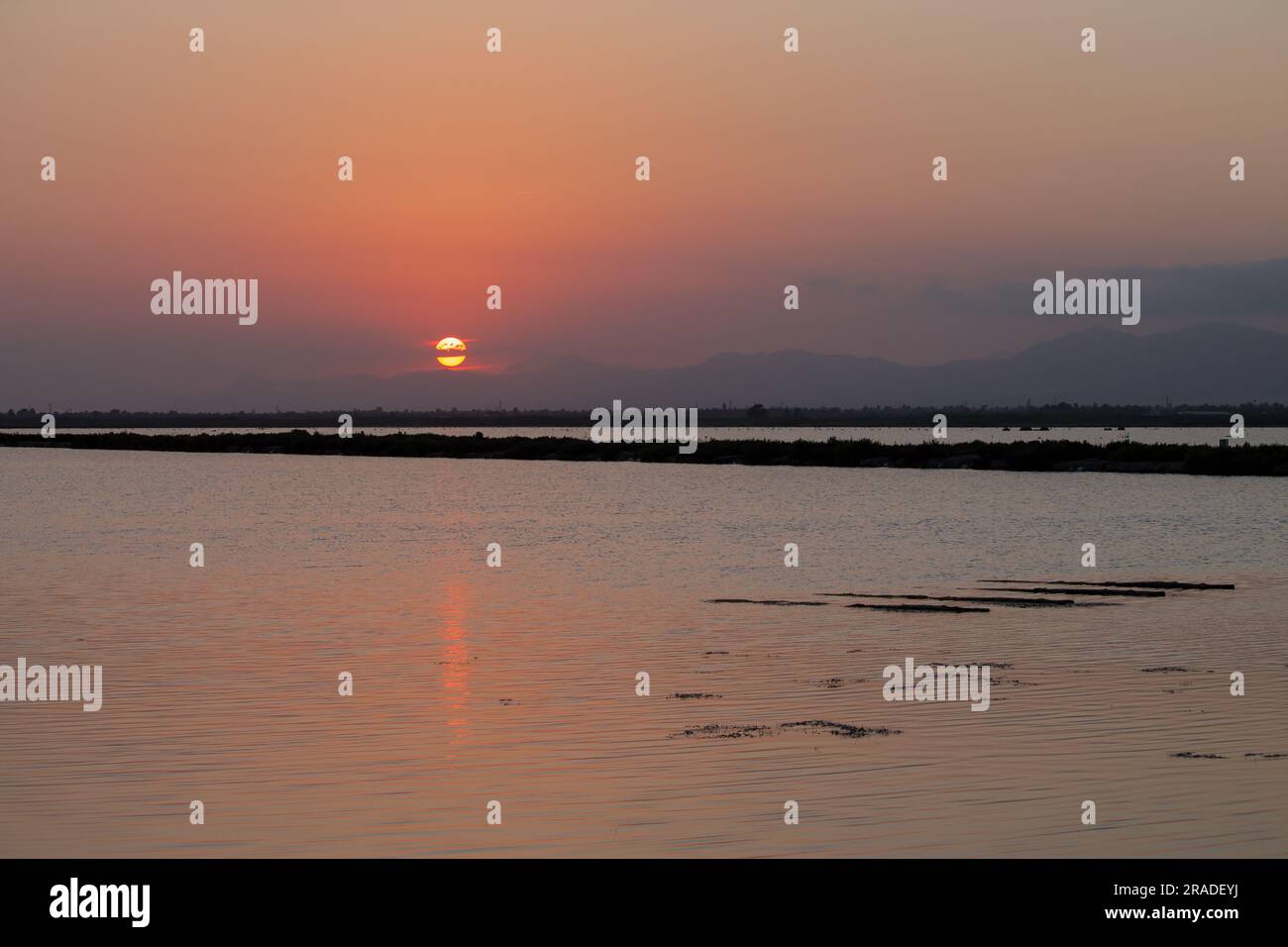 Paesaggio zen al tramonto rossastro nelle Salinas de Santa Pola, Spagna Foto Stock