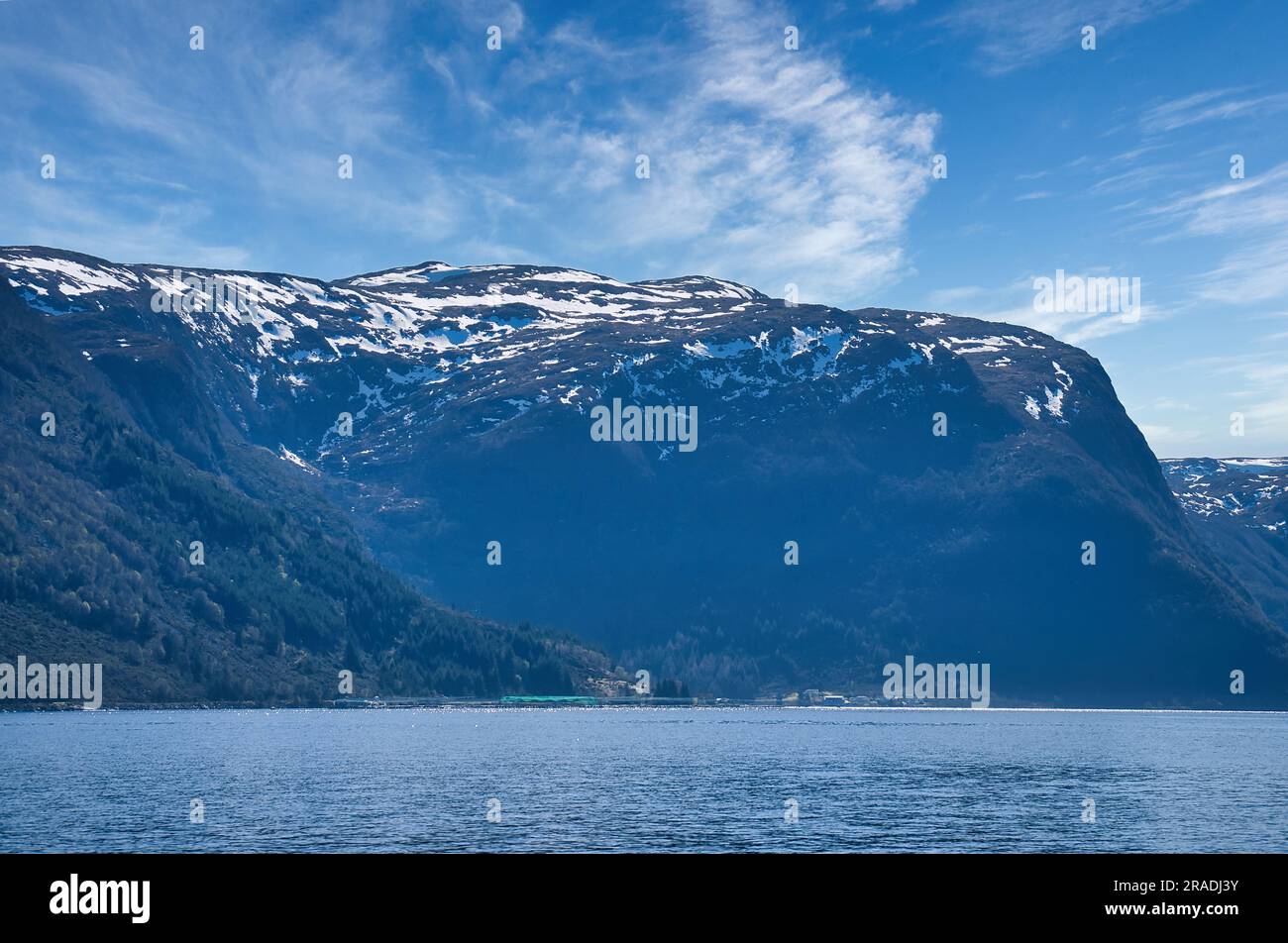 Fiordo con vista delle montagne e del paesaggio fiordo in Norvegia. Paesaggio girato con cielo azzurro soleggiato. Nel nord della Scandinavia Foto Stock