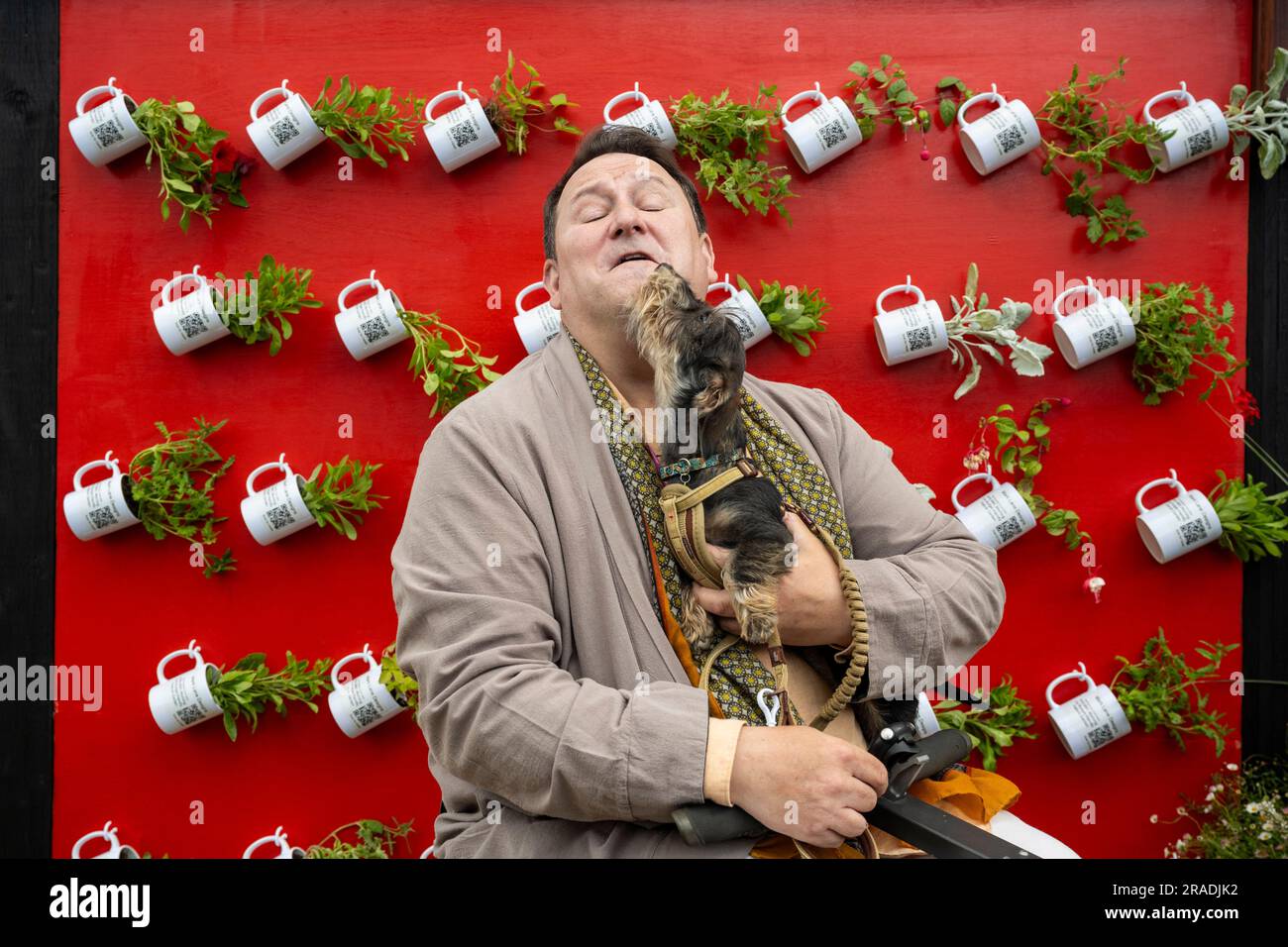 Londra, Regno Unito. 3 luglio 2023. Il presentatore del BBC Morning Live Mark Lane e il suo cane al BBC Morning Live budget-friendly Garden all'anteprima stampa al RHS Hampton Court Palace Garden Festival. La più grande mostra di fiori del mondo comprende giardini di designer ispiratori, conferenze, dimostrazioni e workshop con celebrità. Crediti: Stephen Chung / Alamy Live News Foto Stock