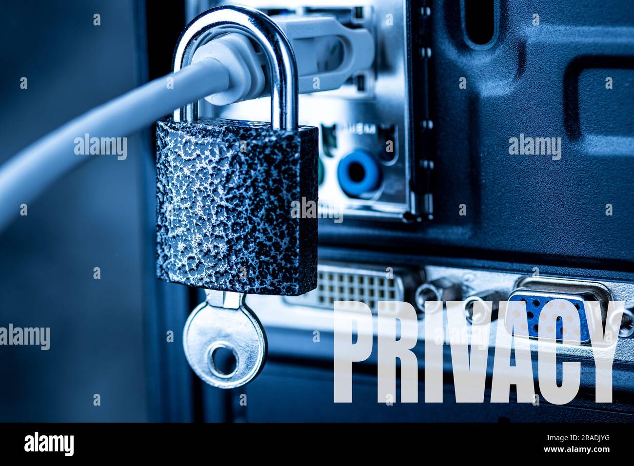 Blocco chiuso appeso a un cavo di rete e parola privacy. Il concetto di sicurezza o blocco di Internet o la sicurezza dei dati personali o della privacy. A Foto Stock