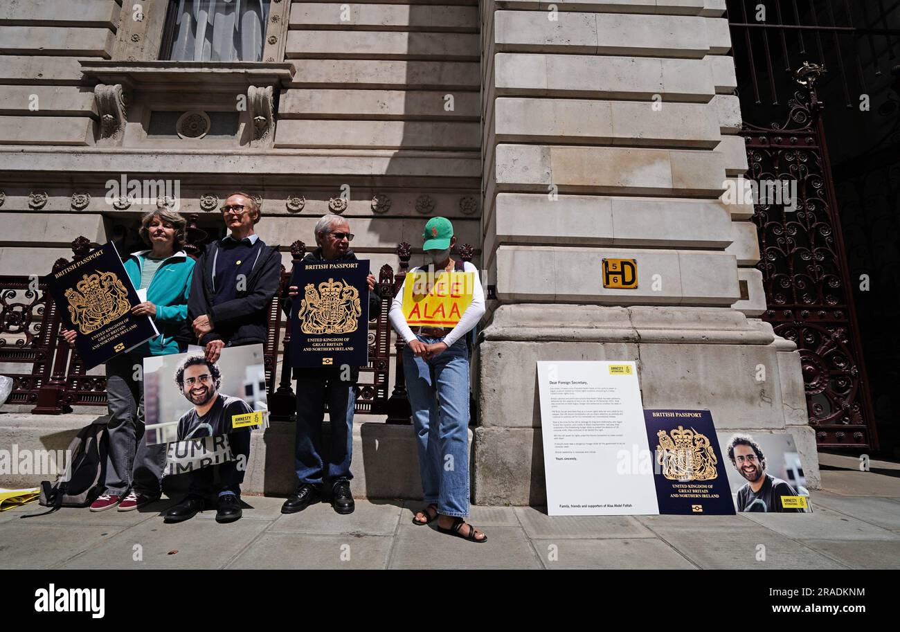 Persone in una veglia di Amnesty International per la scrittrice anglo-egiziana Alaa Abd el-Fattah, l'attivista pro-democrazia incarcerata in Egitto per la maggior parte degli ultimi dieci anni, al di fuori del Foreign, Commonwealth and Development Office (FCDO) a Westminster, Londra, Esortando il governo del Regno Unito a premere con urgenza per il suo rilascio dal carcere in Egitto. Data immagine: Lunedì 3 luglio 2023. Foto Stock