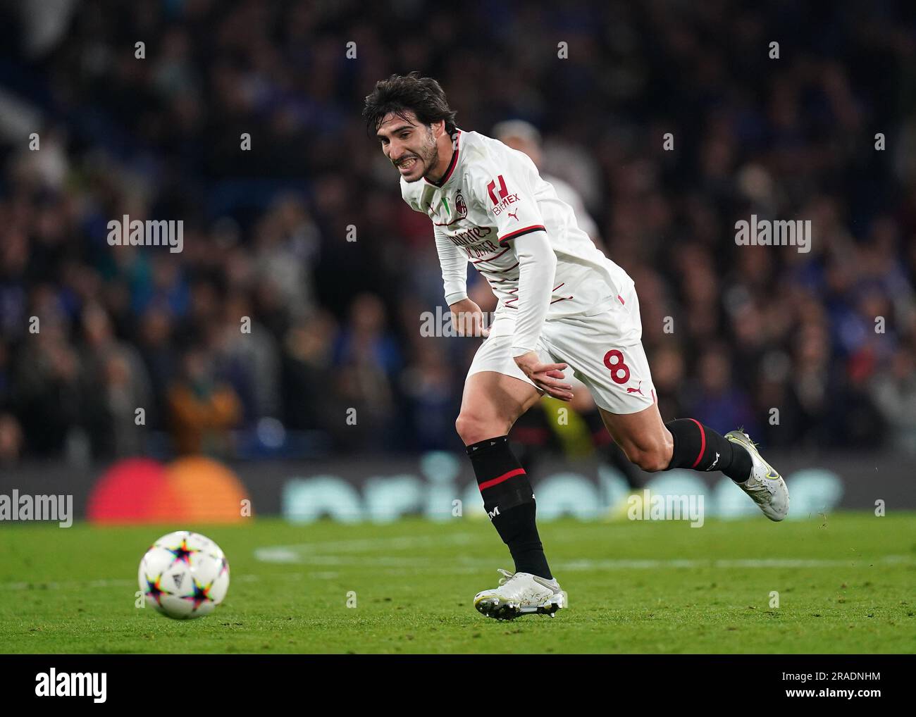 Foto del file datato 05-10-2022 di Sandro tonali dell'AC Milan. Il Newcastle ha firmato il centrocampista italiano Sandro tonali per una cifra non rivelata con un contratto iniziale di cinque anni. Data di emissione: Lunedì 3 luglio 2023. Foto Stock