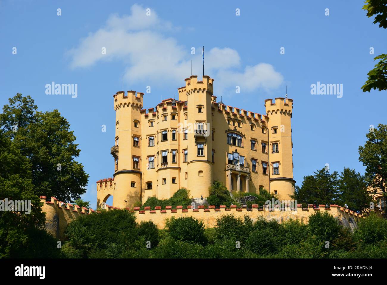 Castello DI HOHENSCHWANGAU, Germania meridionale – 08.21.2021: Castello di HOHENSCHWANGAU sul bordo settentrionale delle Alpi Foto Stock