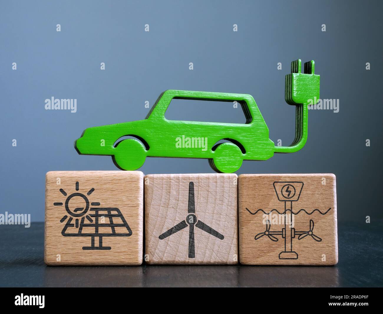 Modello di un'auto elettrica su cubi che simboleggiano l'energia verde. Foto Stock