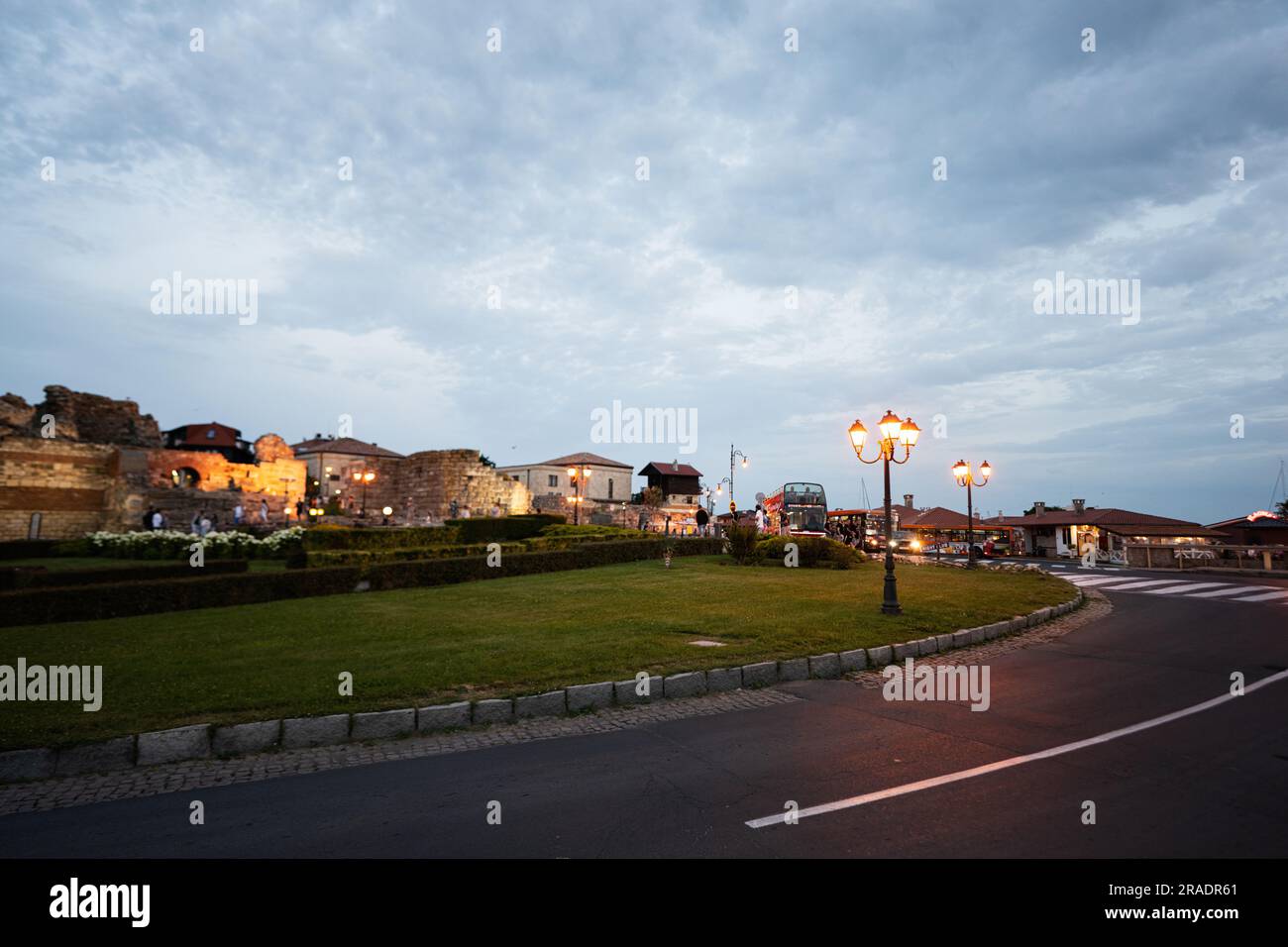 Vista notturna della città vecchia di Nessebar, Bulgaria. Foto Stock
